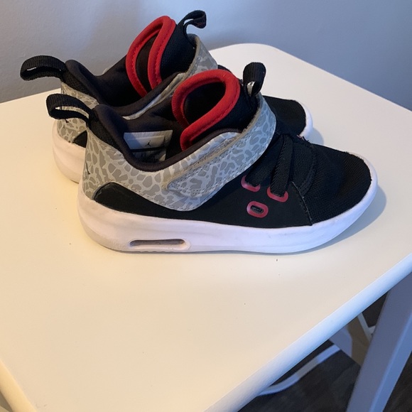 Jordan’s kids shoes size 9c lightly used - Picture 2 of 2